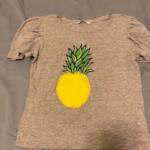 T-shirt with pineapple on it